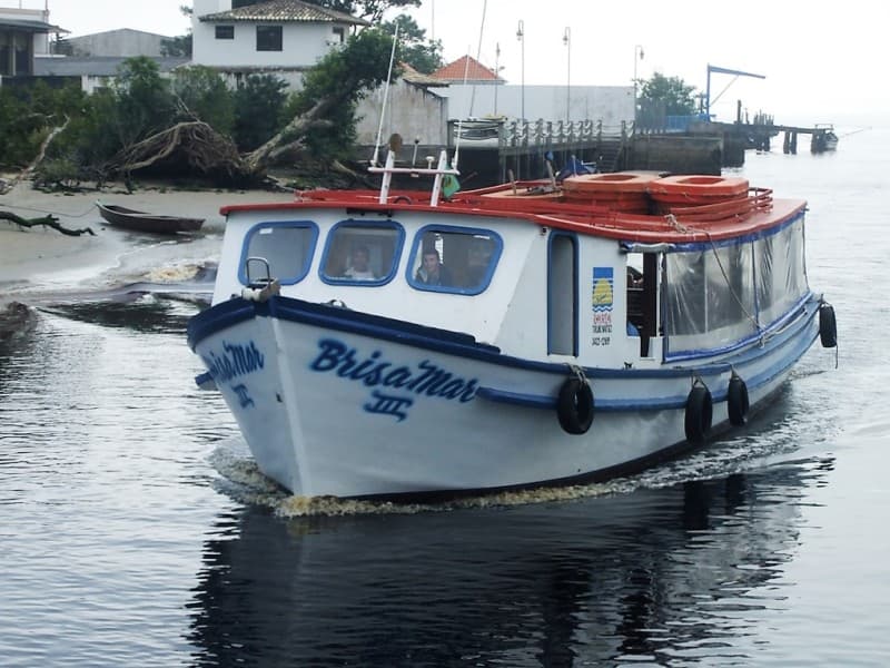 Embarcação Brisa Mar III da ABALINE, travessia oficial para a Ilha do Mel