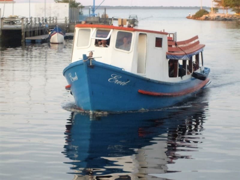 Embarcação Eroel da ABALINE, travessia oficial para a Ilha do Mel