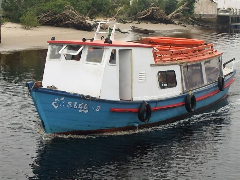 Embarcação Jusley II da ABALINE, travessia oficial para a Ilha do Mel